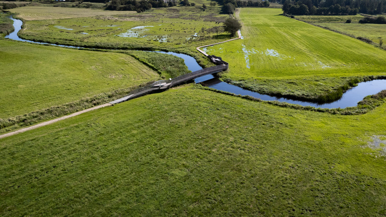 Luftfoto af broen og åen