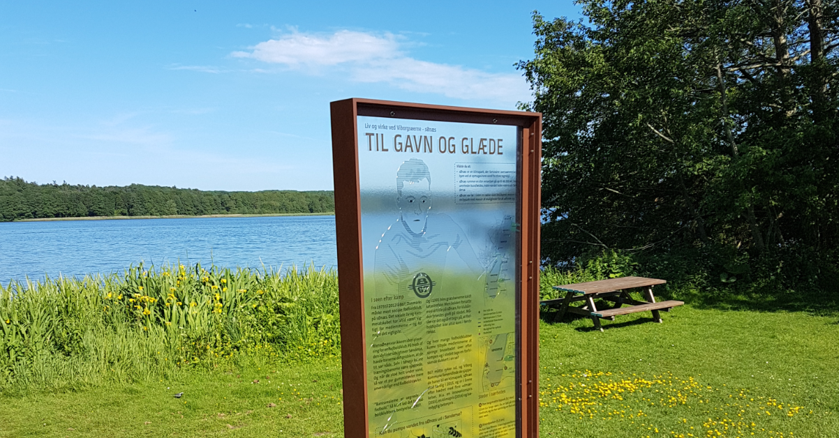 Skilt ved sø