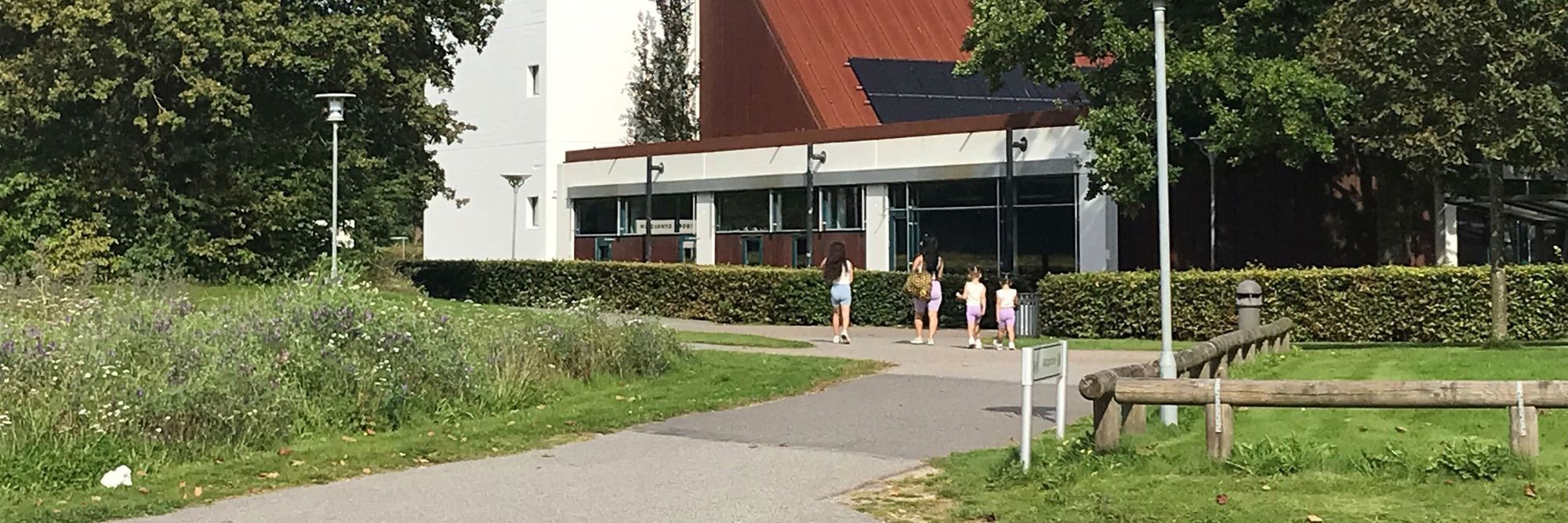 Personer på vej mod Viborg Gymnasium
