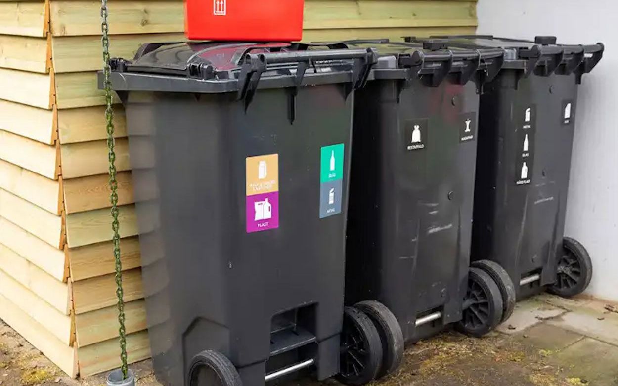 3 sorte husstands-affaldsspande på hjul