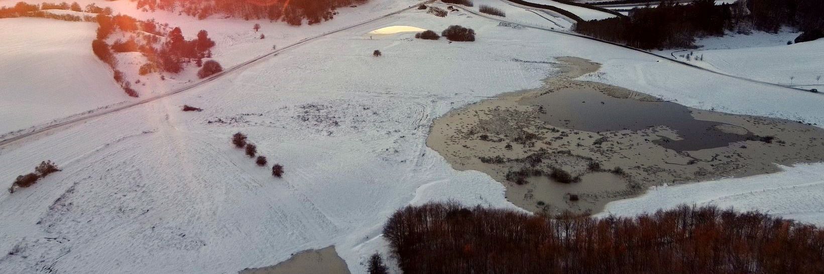 Luftfoto vådområde, vinter med snedækket landskab