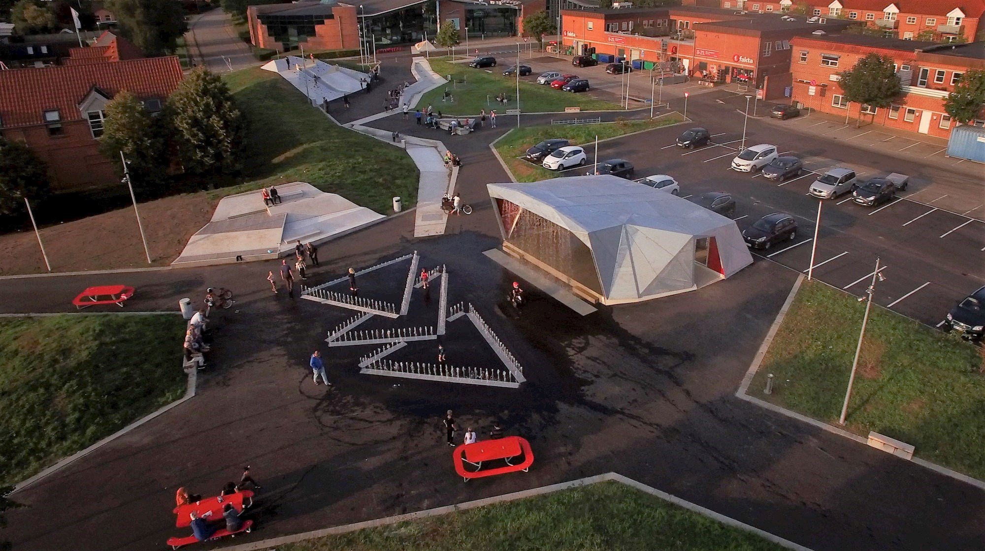 Niels Due Jensens Plads,  Gudenåhuset og Storegade 