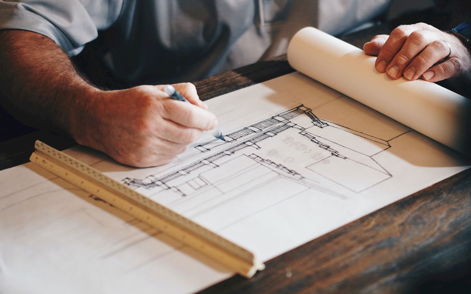 Arkitekt i gang med at lave byggetegning