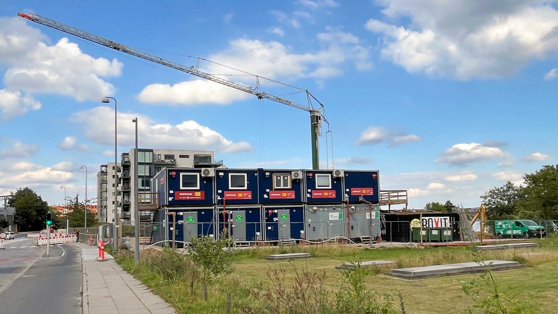 Kran, byggegrund, containere