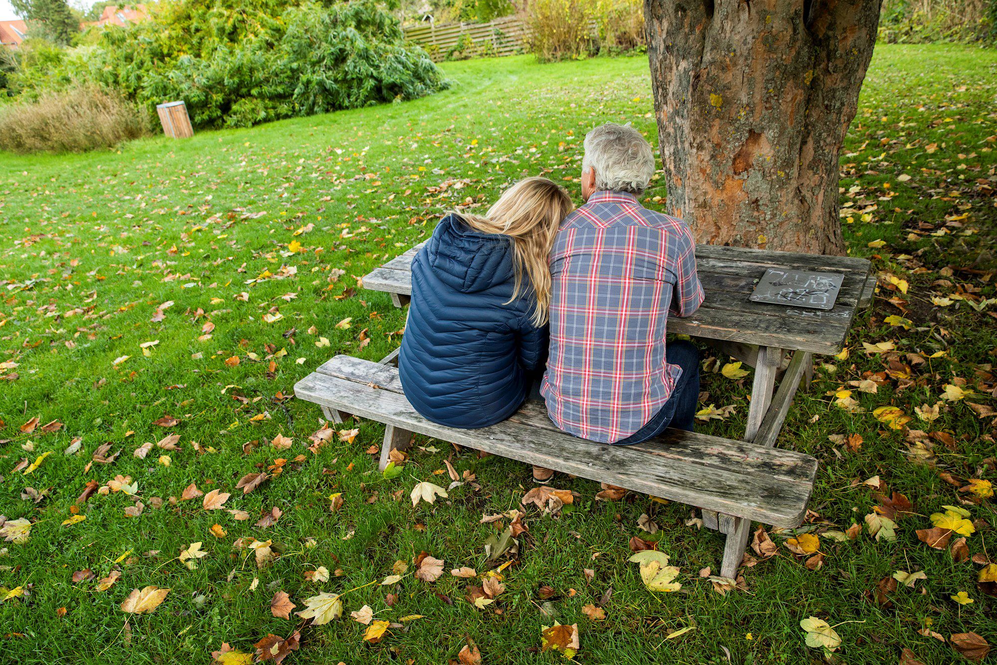 To mennesker på en bænk