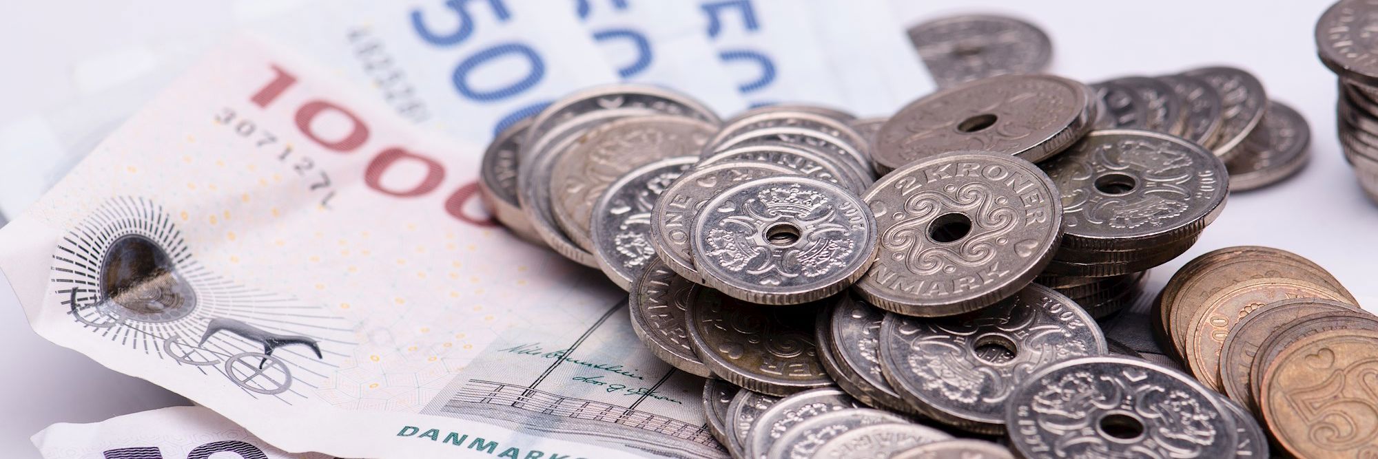 Indbetaling af skat gengivet ved en bunke mønter og pengeselder