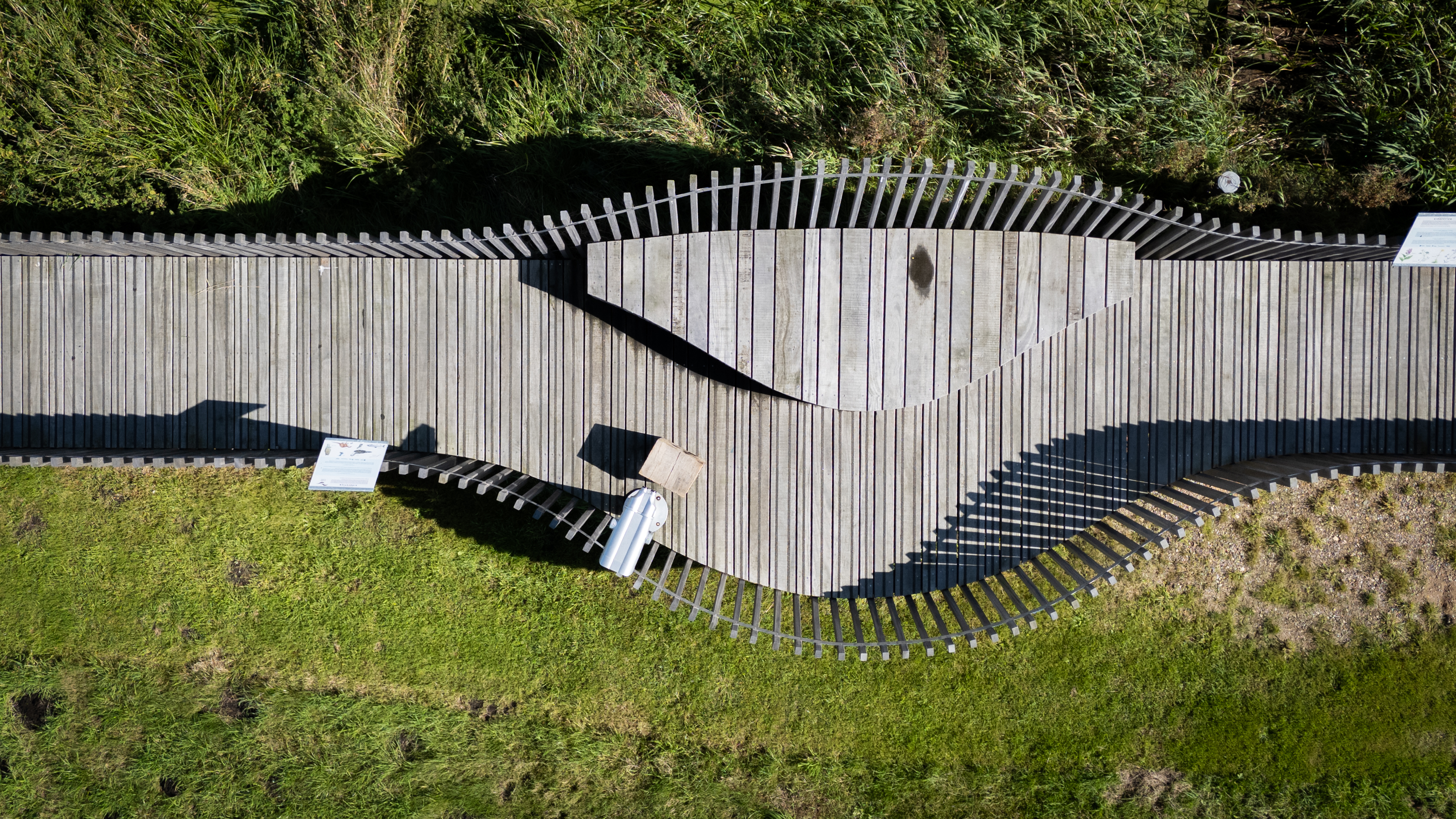 Luftfoto af broen og åen