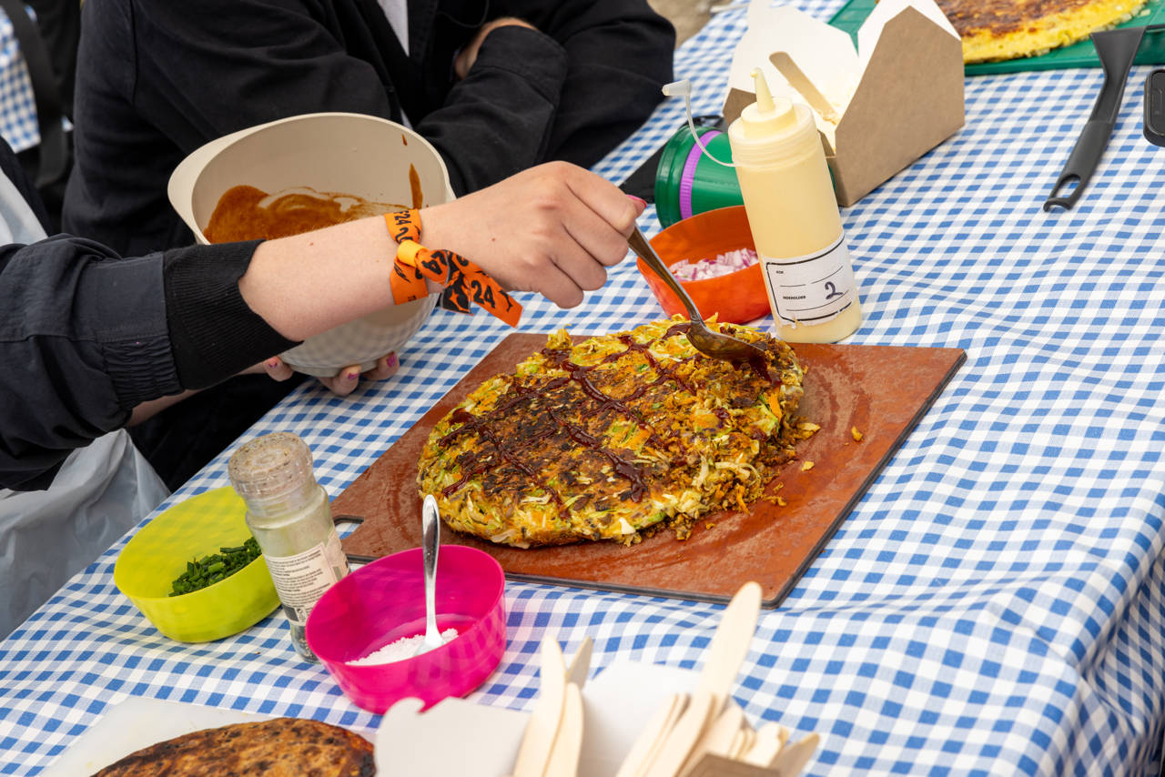 En færdig Okonomiaki på et bord