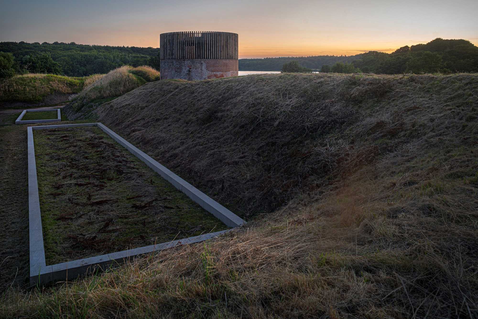 Solnedgangsbillede af Hald Slot og voldene og kig til Hald Sø