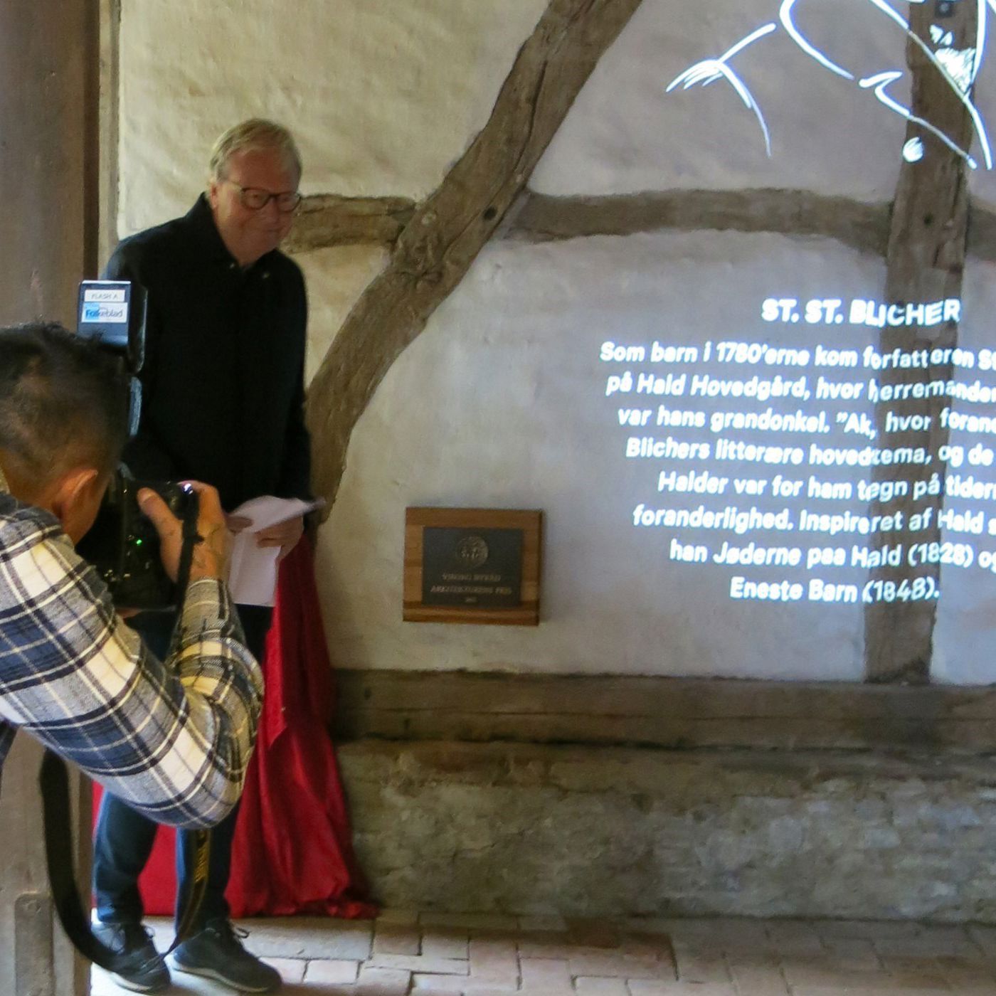 Borgmester og plakette i Hald Laden - en fotograf tager billede