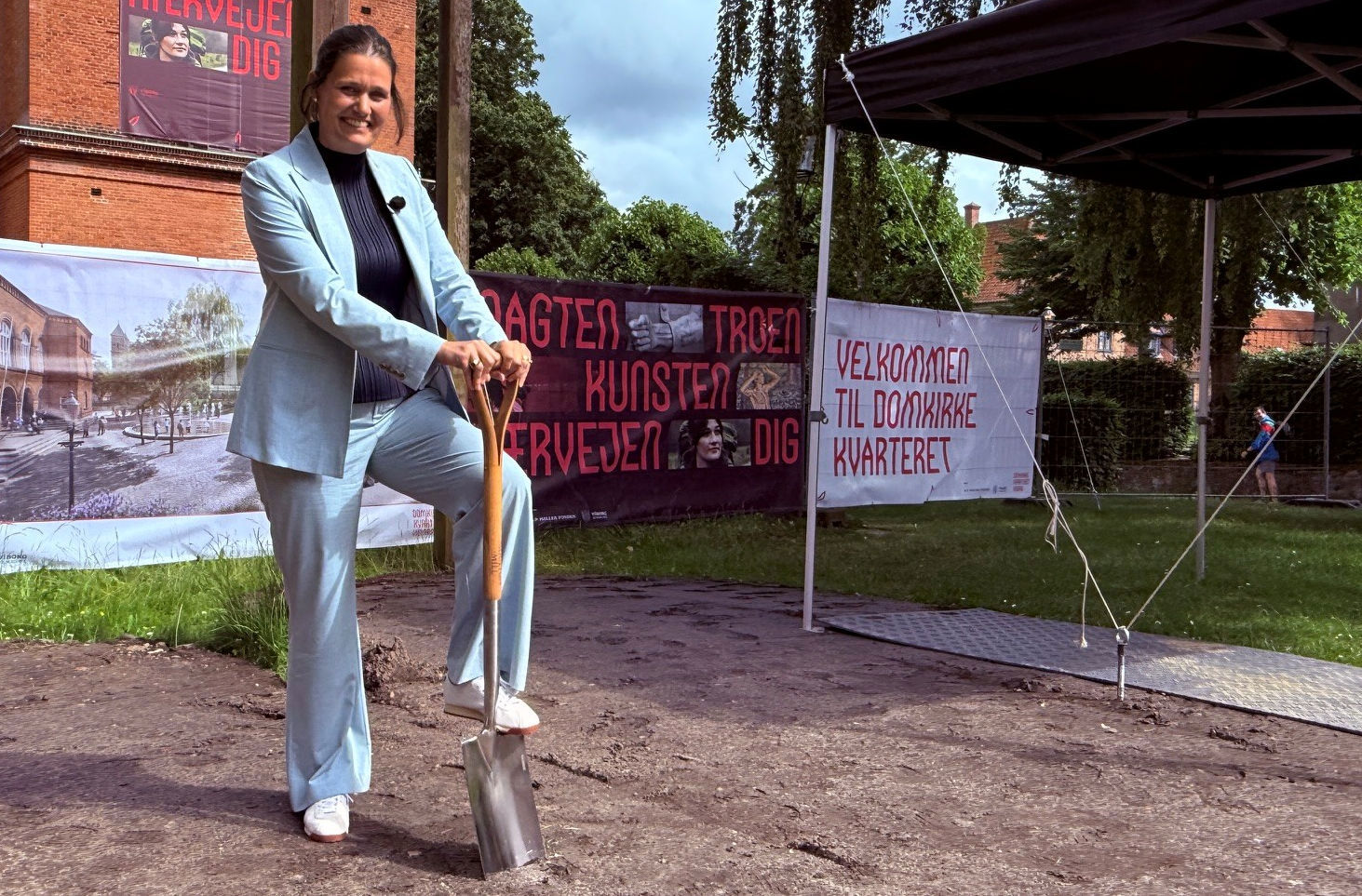 Borgmester Kathrine Rohde klar til at tage første spadestik på Stænderpladsen foran Det gamle Rådhus