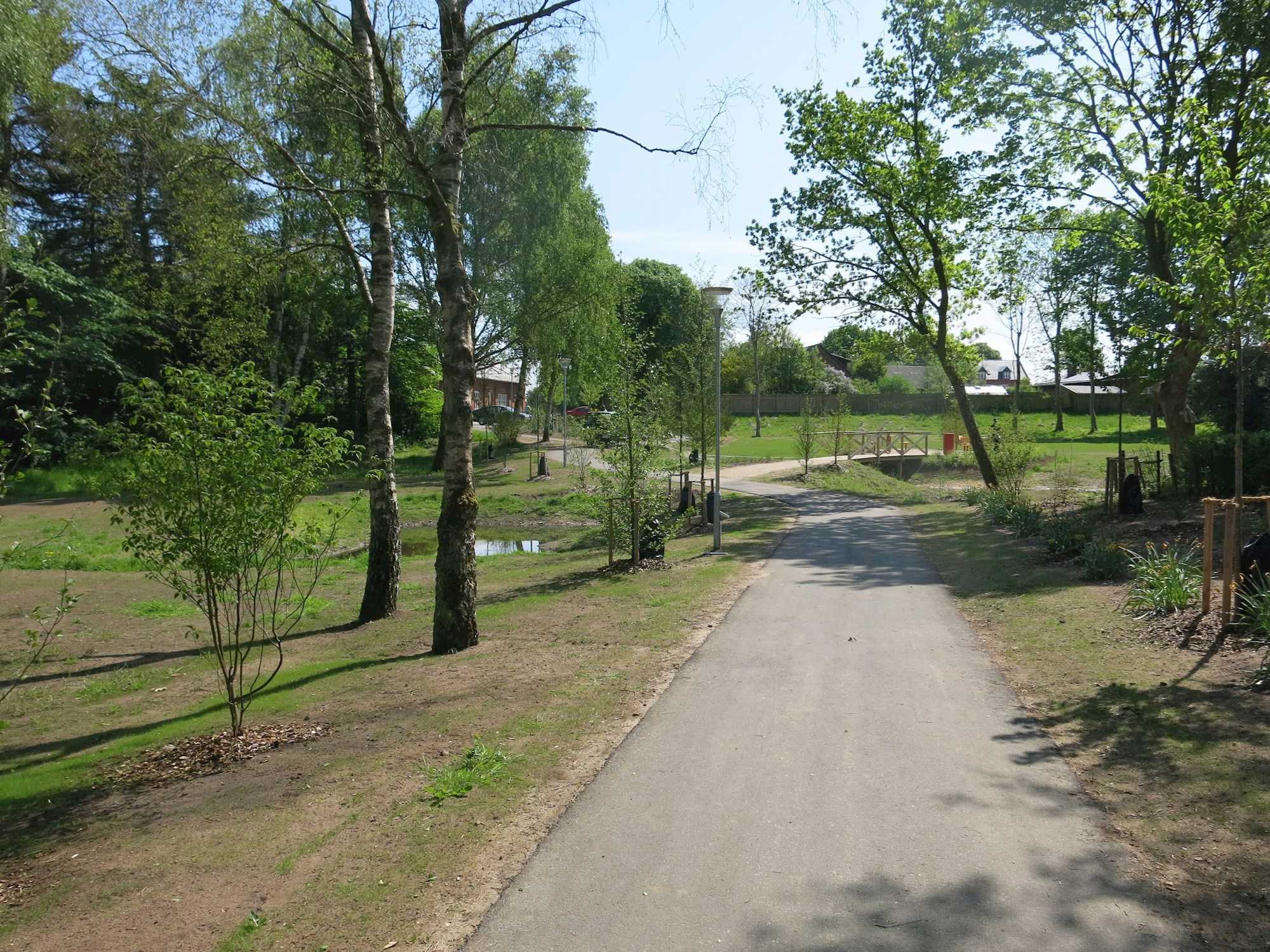 Stien igennem parken.