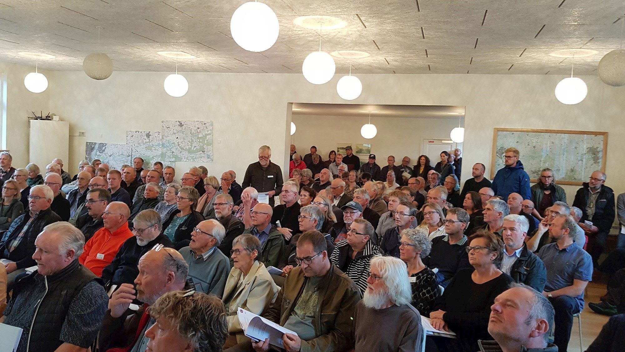 En gruppe voksne tilhørere til et møde