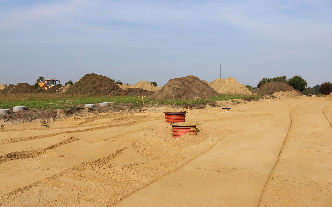 Byggemodning byggegrunde. Sand og jordbunker.