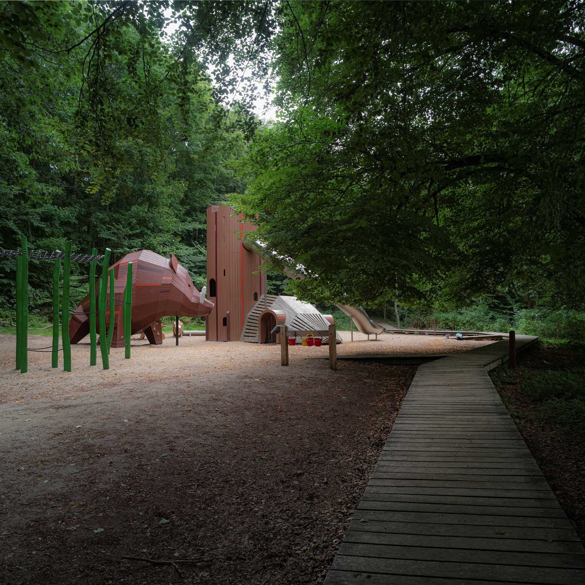 Naturlegeplads i træ nær Hald Laden