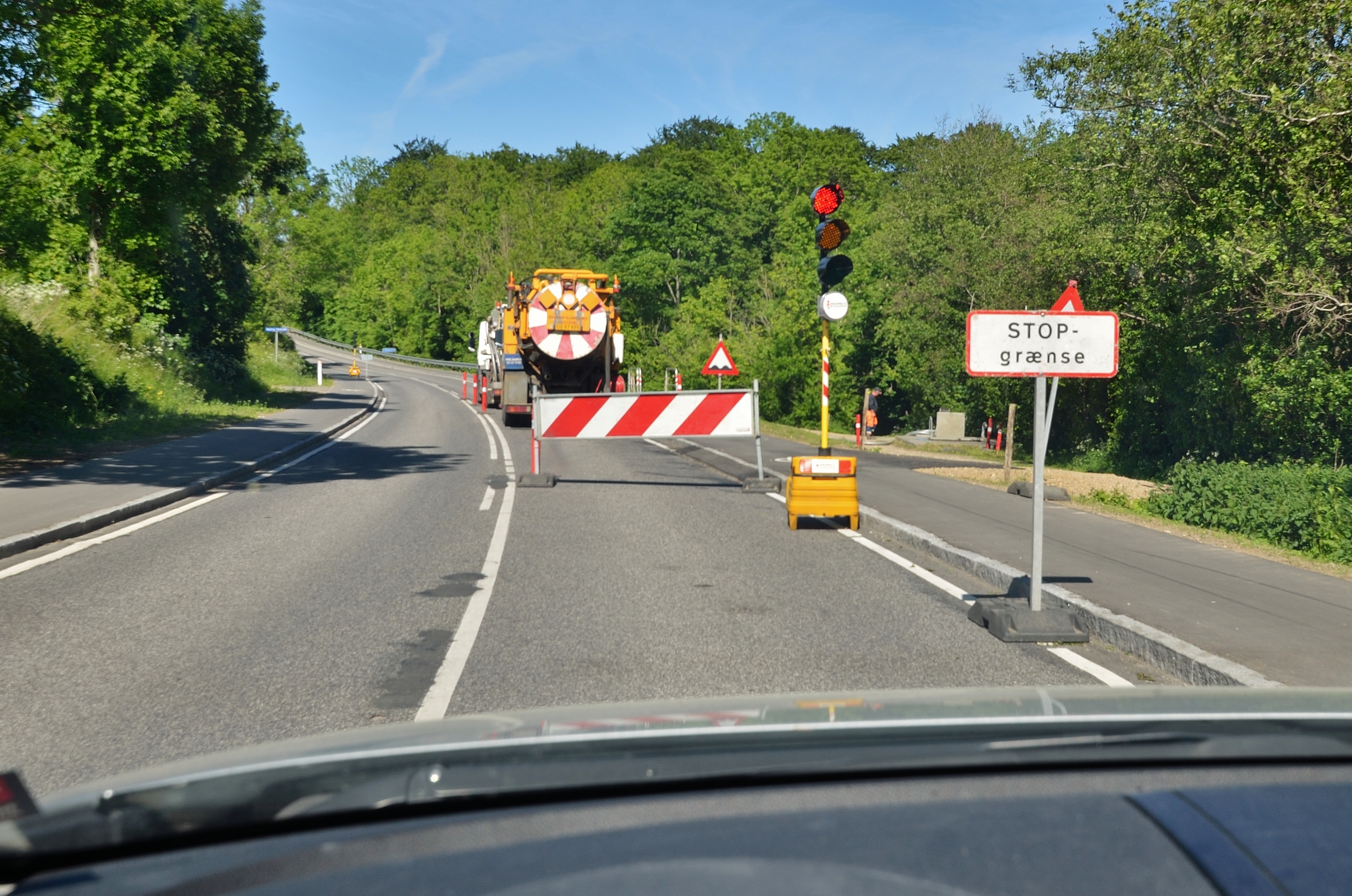 Vejarbejde og trafiklys på vej i det åbneland