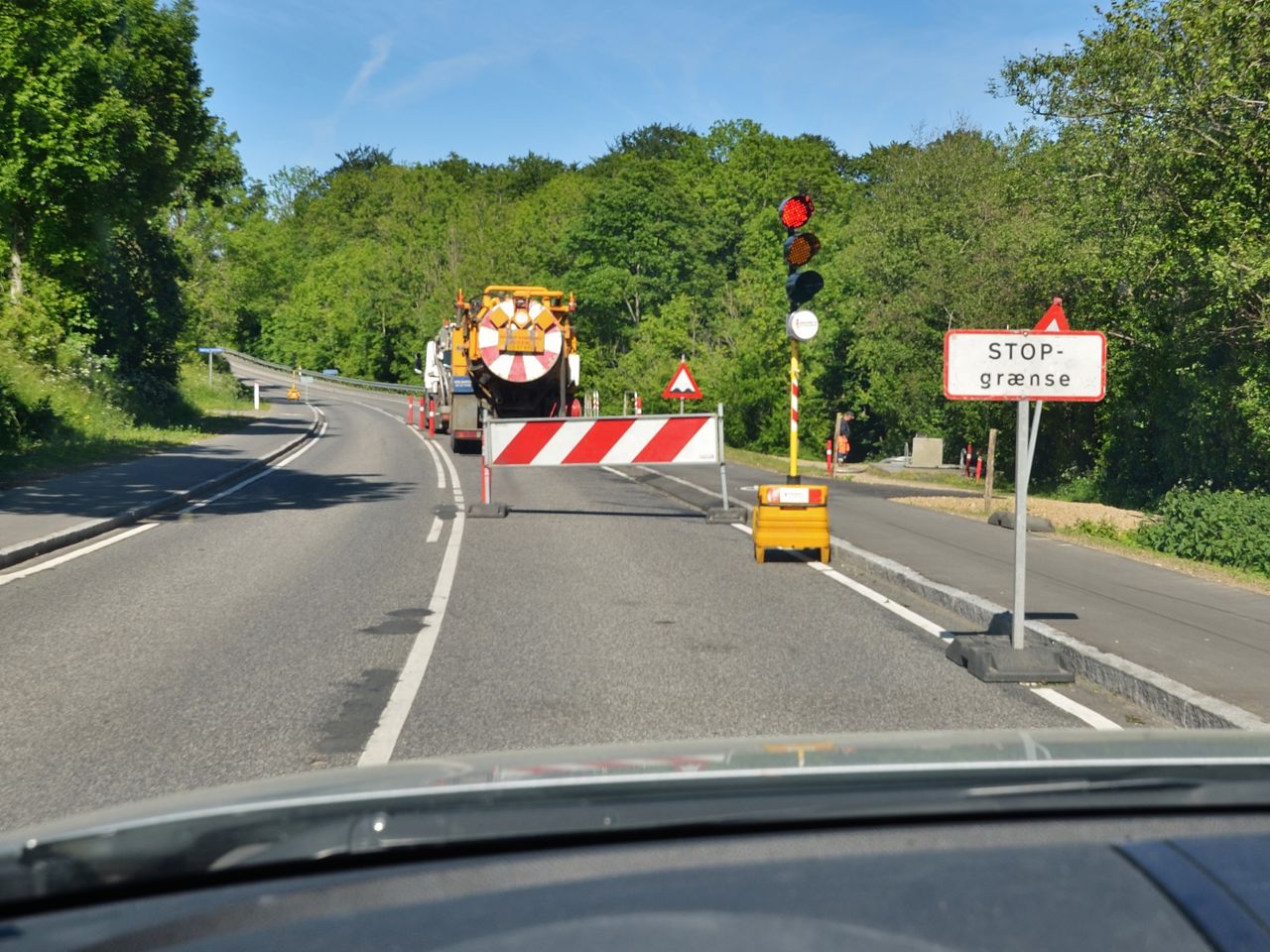 Vejarbejde og trafiklys på vej i det åbneland