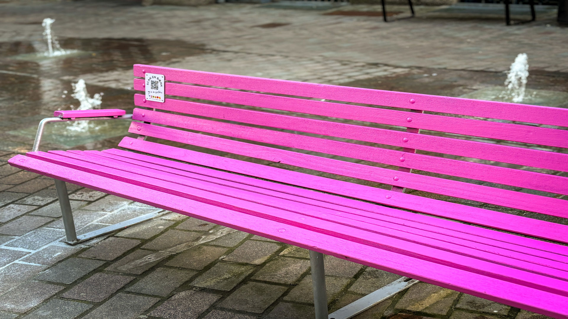 Pinkfarvet bænk